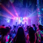Halfmoon Festival Панган — ночная вечеринка с неоновыми декорациями в джунглях Ко Пангана