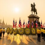 Церемония в честь Дня династии Чакри 2026 у памятника Раме I в Бангкоке с венками и национальными флагами