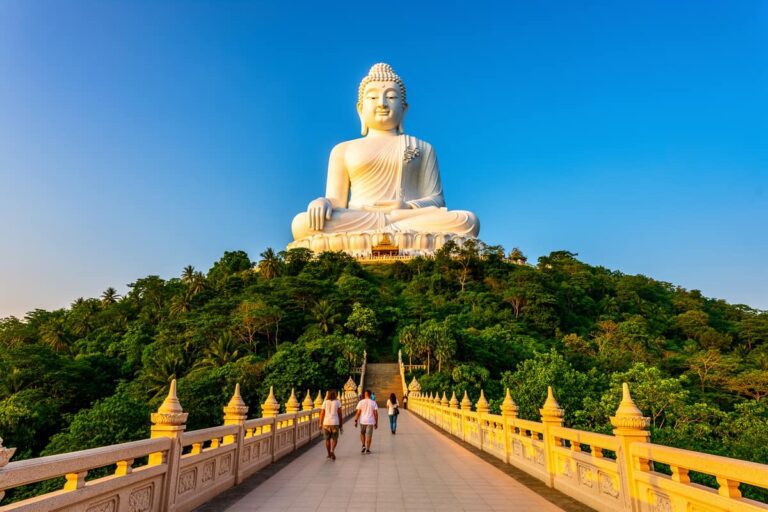 Большой Будда Пхукета на холме Наккерд — белая статуя на фоне тропического неба после открытия в 2026 году