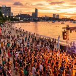 Circuit Festival Asia 2026 на пляже Паттайи: толпа на закатной beach-party у моря, тропические пальмы и сцена