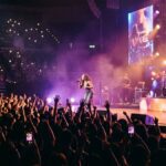 Daniel Caesar в Бангкоке: атмосфера концерта на IMPACT Arena с яркой сцены и зрителями вечером 9 июня 2026
