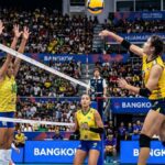 Лига наций FIVB 2026 в Бангкоке: матч женского волейбола в крытом стадионе Hua Mark, спортсменки на синей площадке.