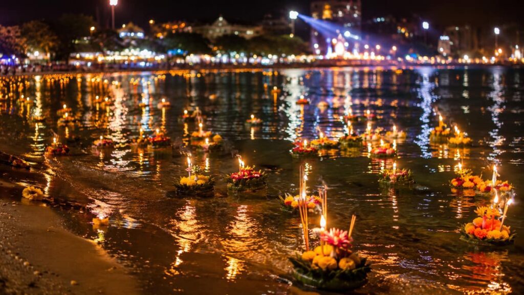 Лой Кратонг в Паттайе: светящиеся кратонги со свечами плывут по воде вечером у пляжа