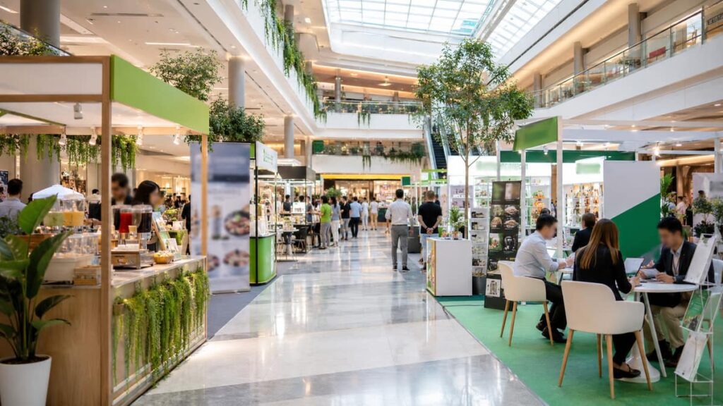 Выставка франшиз в Районге: торговые стенды брендов в ТЦ Central Rayong, посетители у столов переговоров