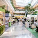 Выставка франшиз в Районге: торговые стенды брендов в ТЦ Central Rayong, посетители у столов переговоров