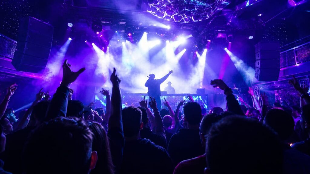 Концерт Offset на Пхукете — живое выступление рэпера в клубе Sugar Club Phuket, сцена и толпа под клубным светом