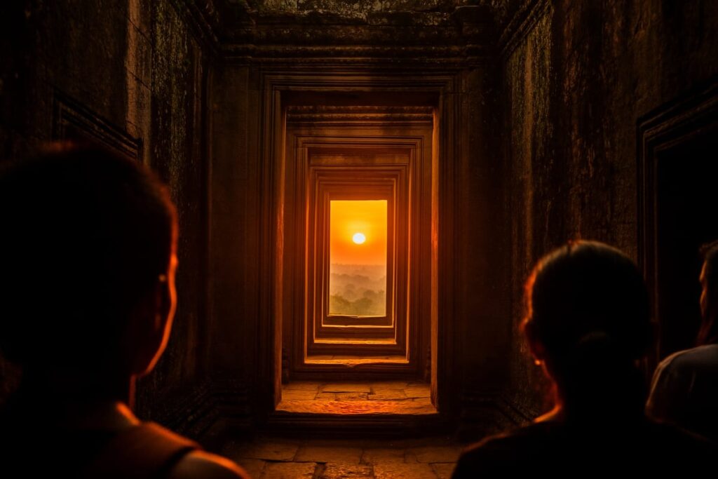 Закат Пханом Рунг — солнце проходит через дверные проёмы древнего кхмерского храма в Бурираме