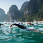 Заплыв в открытой воде Краби — пловцы в Андаманском море на фоне скал провинции Краби, Таиланд