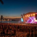 Музыкальный фестиваль Паттайя 2026 — вечерний концерт на пляже с яркой подсветкой сцены